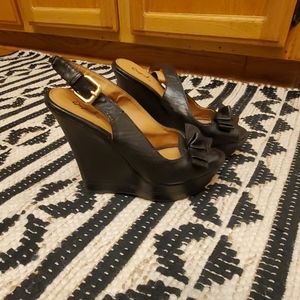 Black wedges